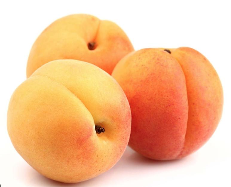 Ensalada verde con salchichas de pollo y albaricoques.